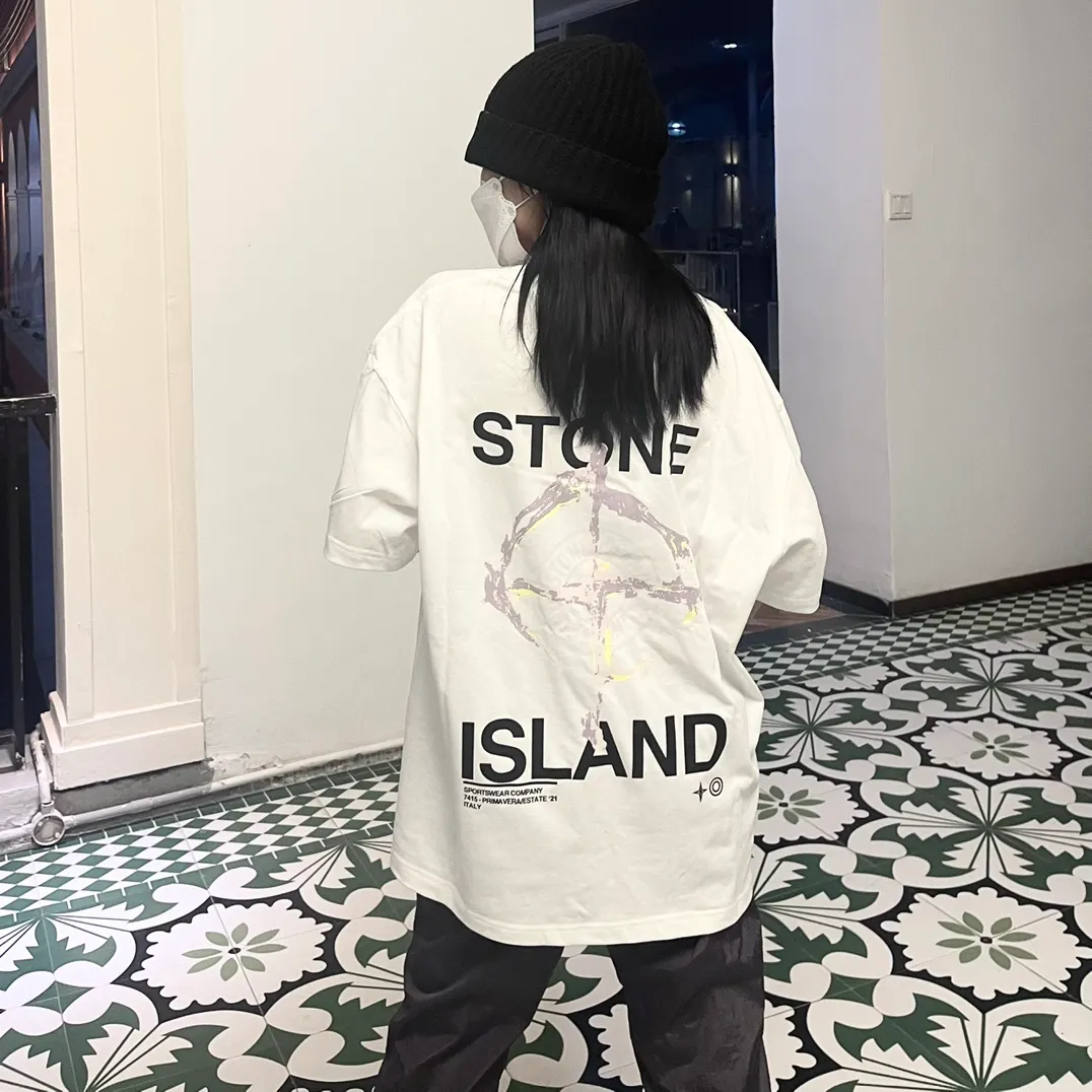 W620#P110💰 [Stone lsland/Stone Island summer new short-sleeved T-shirt with ruins compass print on the back] ⚠️[Original creation with high control of details] - Made of 260g combed cotton 32-count double yarn, soft and comfortable to the touch, sweat-absorbent and breathable. - Simple basic and versatile style, original single quality, the first choice for couples. - Made in a large factory, four needles and five threads on the shoulder, neat alignment, high quality workmanship. - Same style for men and women. Very versatile, one piece for everyone, details are clearly visible. Color: Black White Size: M L